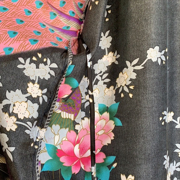 Sam Well satiny bathrobe with peacock print on black background short sleeve - Picture 3 of 6